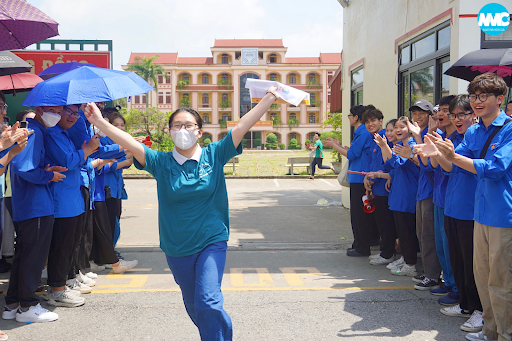Sức nóng trong ngày thi thứ hai của kỳ thi tuyển sinh vào 10 năm học 2023 - 2024 tại điểm thi THPT Chuyên Nguyễn Trãi